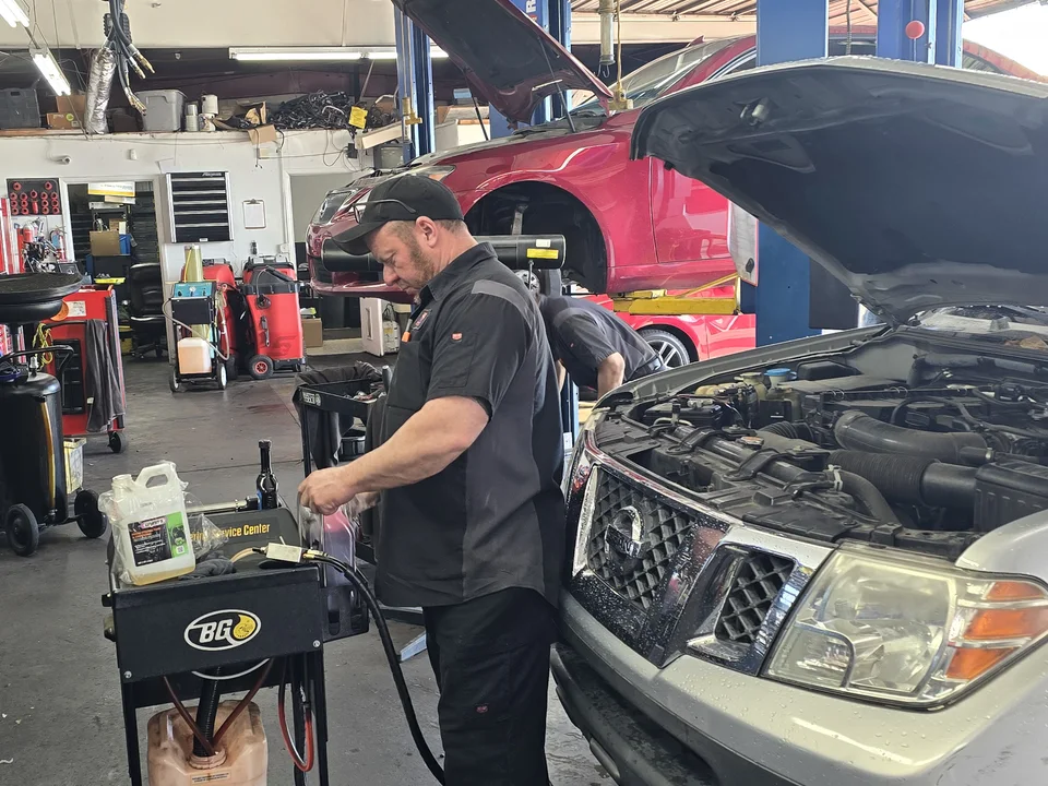 technician performing auto diagnostics in arizona